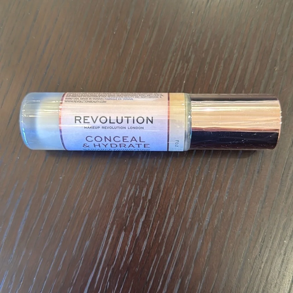 Bundle of Two Makeup REVOLUTION F0.2 CONCEAL & HYDRATE Radiance CONCEALER